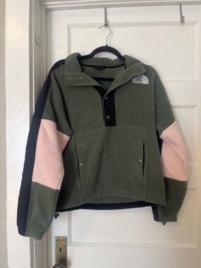 Small Women’s NorthFace Colorblock Jacket